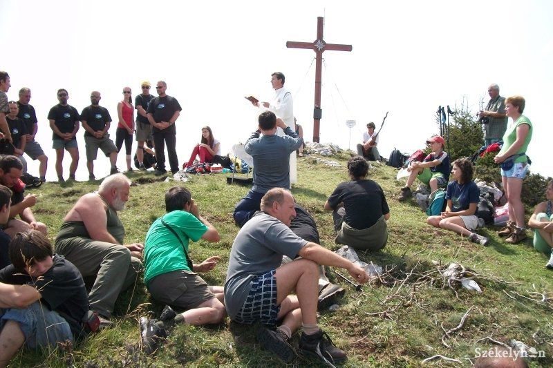 Keresztszentelés az Öcsémen 2010-ben. A hegyimentők megjelölik a Nagy-Hagymás csúcsait. Archív •  Fotó: Csibi Márti