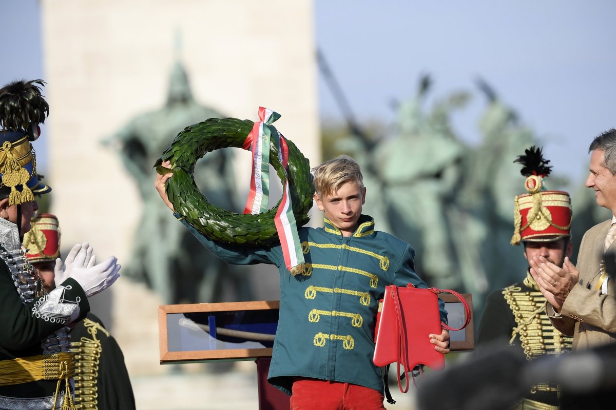 A sepsiszentgyörgyi Kolumbán Örs István a Kishuszár Vágta díjátadóján, a budapesti Hősök terén •  Fotó: Kovács Tamás/MTI