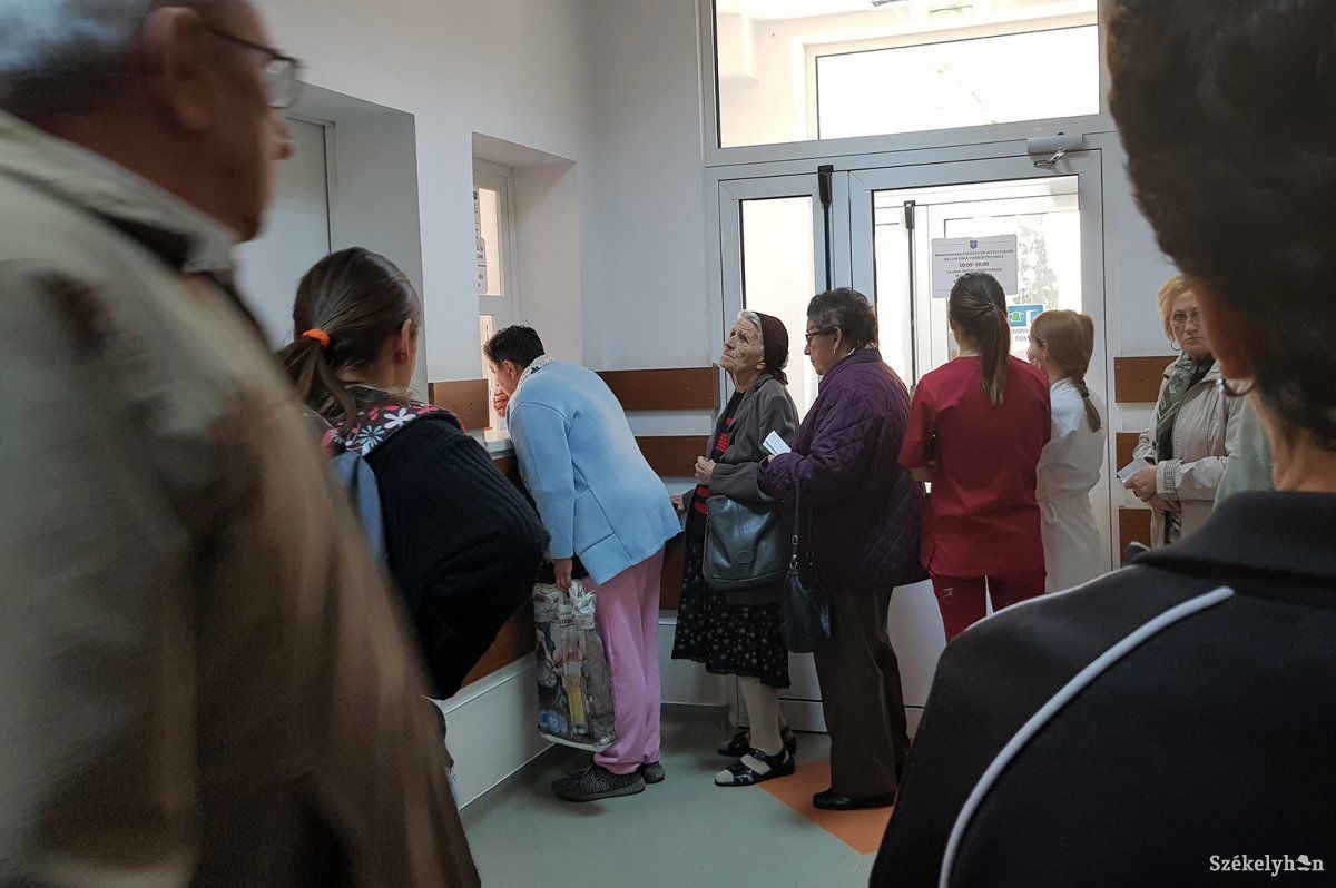 Sor az ügyfélfogadó ablaknál. Véget vetnének ennek az online bejelentkezéssel •  Fotó: Bíró Blanka
