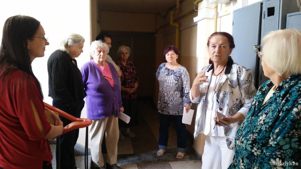 Panaszkodnak a macsakürülék bűzére a lakók. Gyűlés a gazdi lakása előtt &bullet;  Fotó: Barabás Hajnal