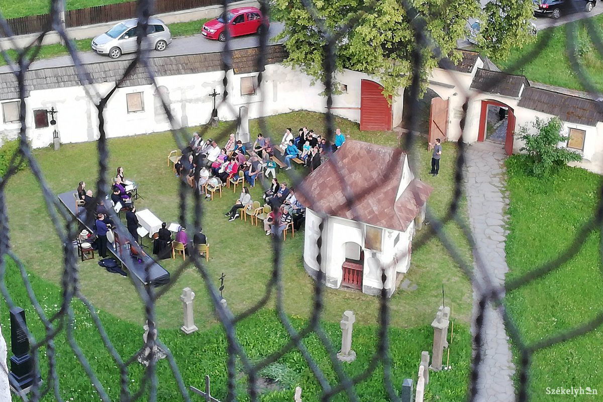 Látvány a toronyból: régizenekoncert az örmény templom udvarán •  Fotó: Pethő Melánia