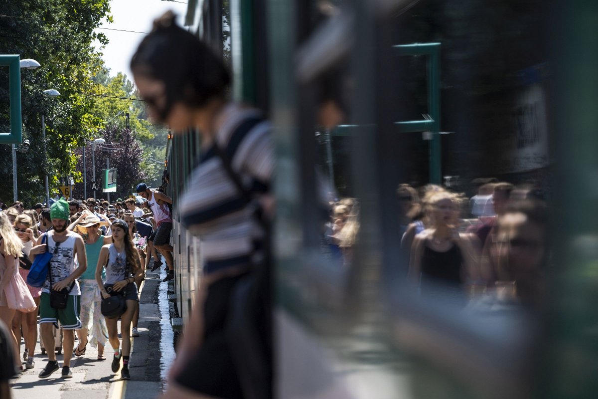 A 26. Sziget fesztiválra tartó fiatalok Budapesten, a Filatorigát HÉV-megállónál augusztus 8-án •  Fotó: Mónus Márton/MTI