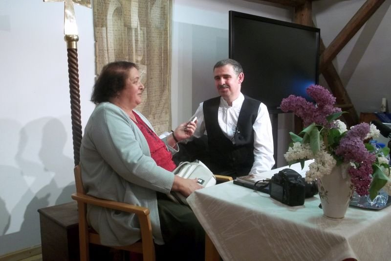 Toldi Éva Nagy Zoltán székelyudvarhelyi mérnők-vallástanárral beszélgetett Tihanyban &bullet;  Fotó: Nagy Zoltán fotógyűjteményéből