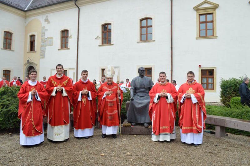 Újmisések (balról jobbra): Pasca Szilárd, Antal Zoltán, Kovács József, Jakubinyi György Miklós érsek, Fülöp Zsombor és Popesc Mihăiță Cristian •  Fotó: Bőjte Csongor/Romkat.ro