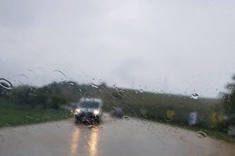 Záporokra, zivatarokra figyelmeztetnek a meteorológusok, jégeső is lehet