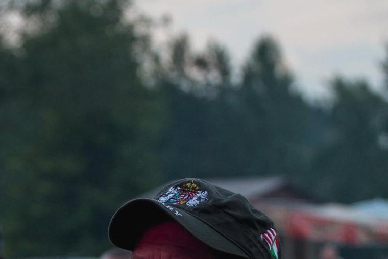 Behívták a rendőrségre, hogy azonosítsa a lefotózott, nagy-magyarországos táborozókat