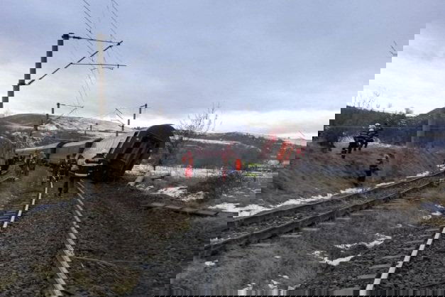 Kisiklott egy személyszállító vonat utolsó két vagonja Hunyad megyében, egy utas kéztörést szenvedett