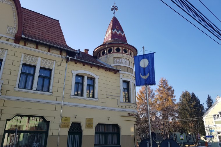 Bepanaszolták Tanasăt a gyergyóiak a Horthy-harcos párhuzam miatt