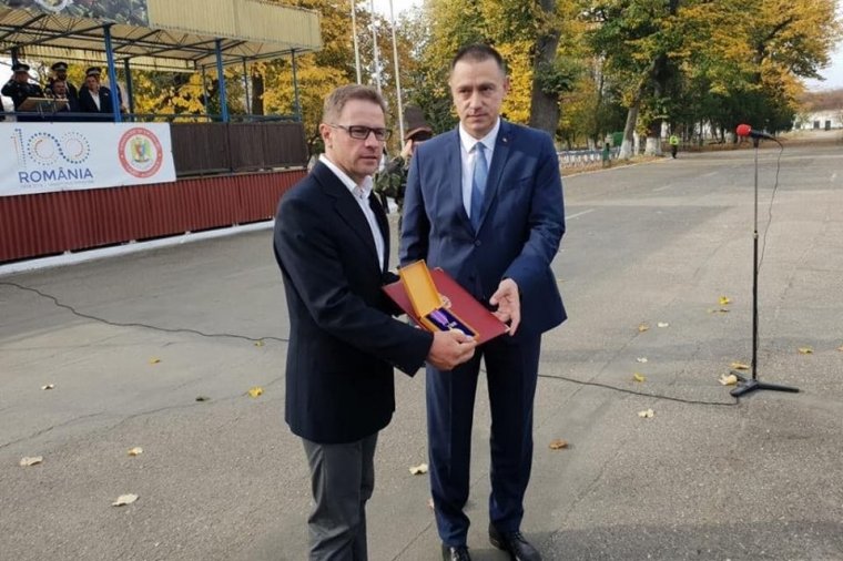 A román védelmi miniszter érdeméremmel tüntette ki Török Zsolt aradi hegymászót