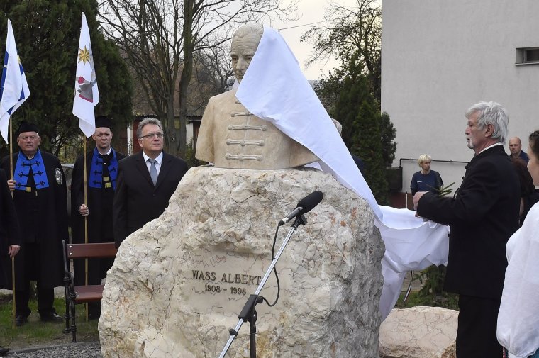 Wass Albert-szobrot avattak Aszódon