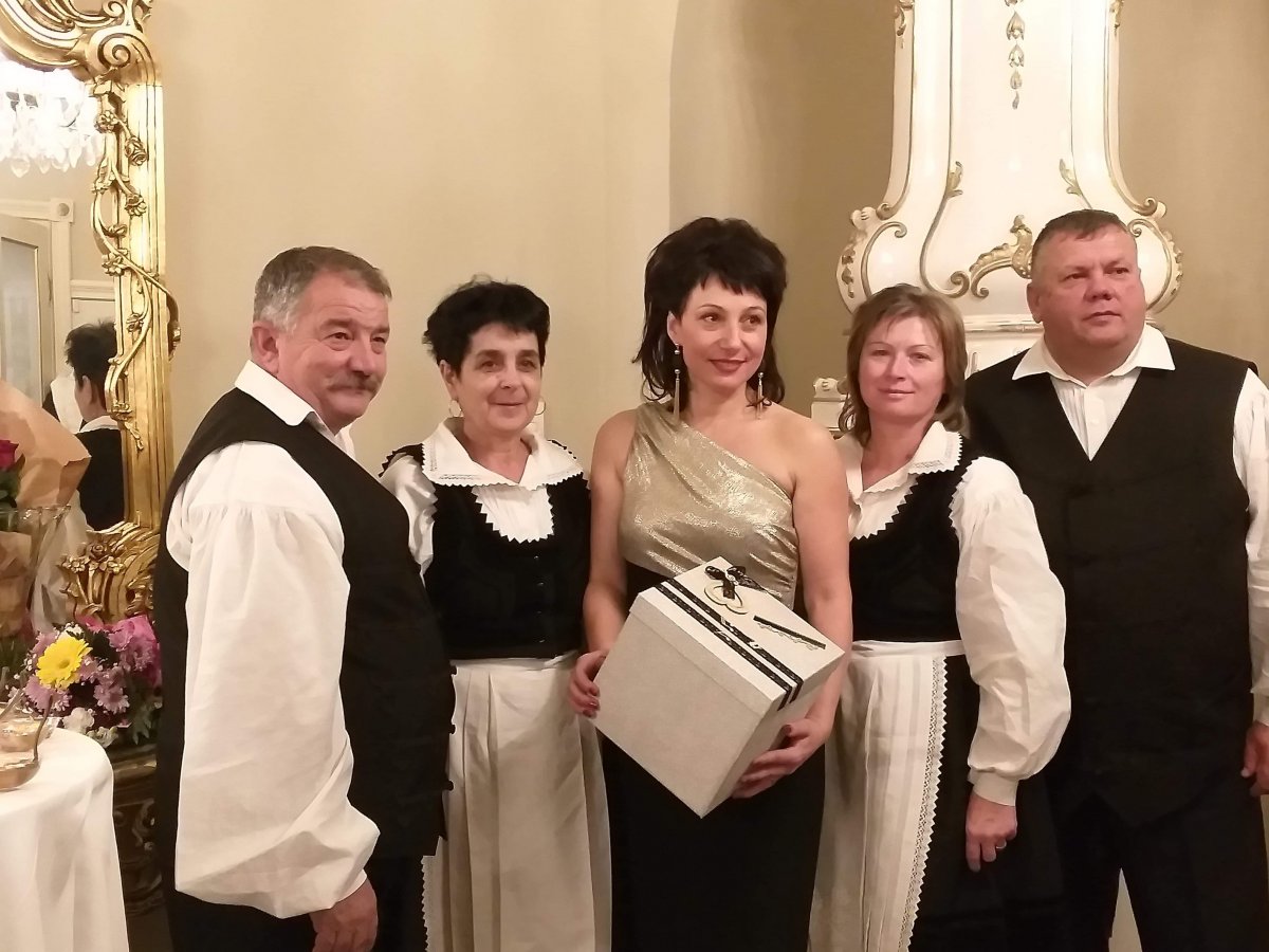 A jubileumi gála virágadományaiból zenetábort tartanak a nagygalambfalvi fiataloknak •  Fotó: Forrás: Benedekffy Katalin
