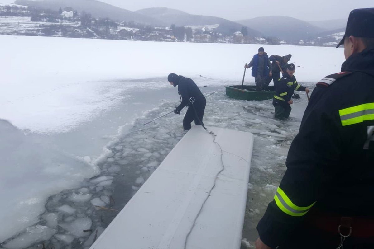 A Besenyői-tó jeges vizében is kutattak a férfi után •  Fotó: Kovászna megyei tűzoltóság