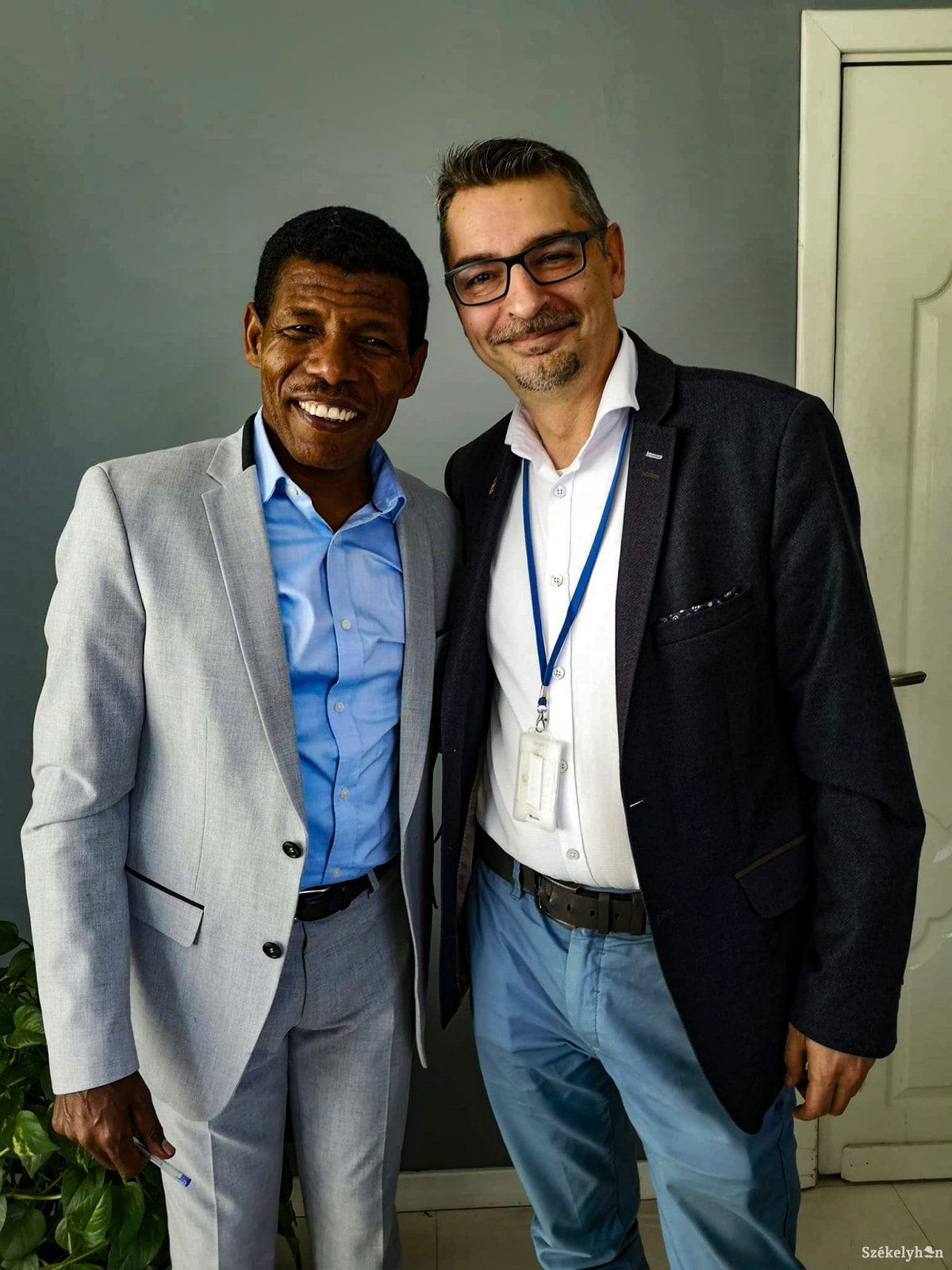 Szélinger Balázs az etióp bajnok Haile Gebrselassie-vel. Ő etióp középtáv-, hosszútáv- és utcai futó atléta. Kétszeres olimpiai és négyszeres világbajnok sportoló •  Fotó: Szélinger Balázs gyűjteménye
