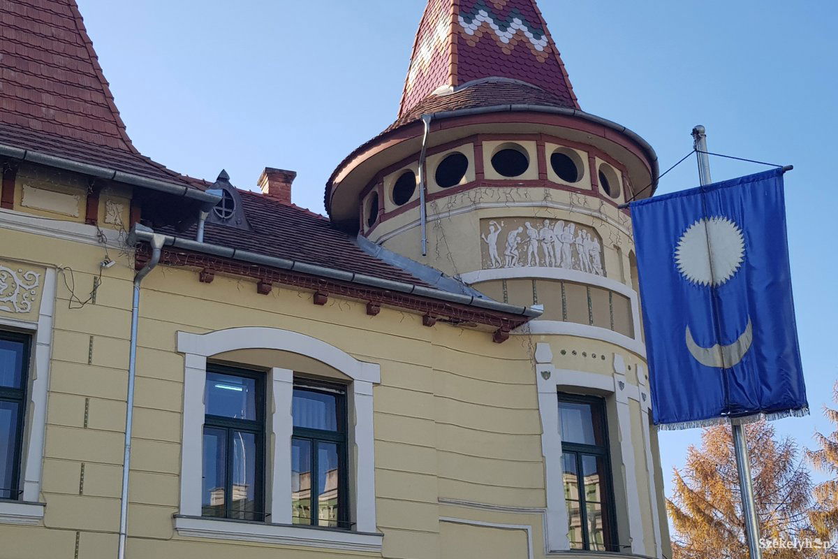 A gyergyószentmiklósi városzászló. A hivatalos jelkép is zavarja Tanasăt •  Fotó: Gergely Imre