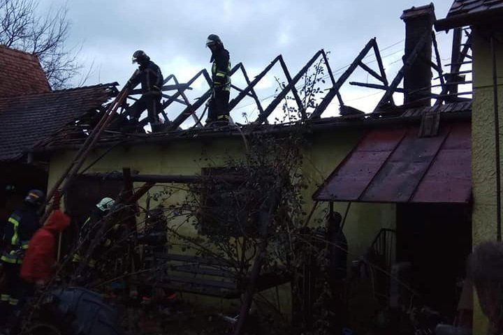 A tetőzetet már nem tudták megmenteni •  Fotó: Székelykeresztúri Villám-Fulger önkéntes tűzoltó-alakulat