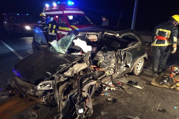 Az összeroncsolódott autóból kellett kivágni a baleset súlyos sérültjét