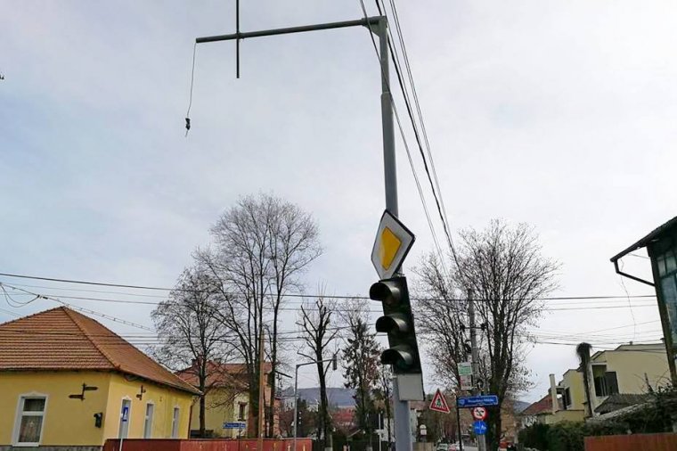 Túl magas rakománnyal ütközött a jelzőlámpának