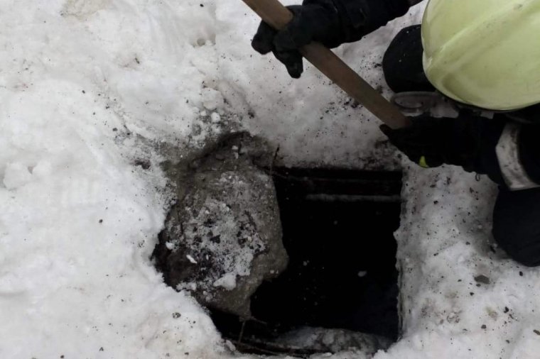 Szennyvízcsatornába esett egy járókelő