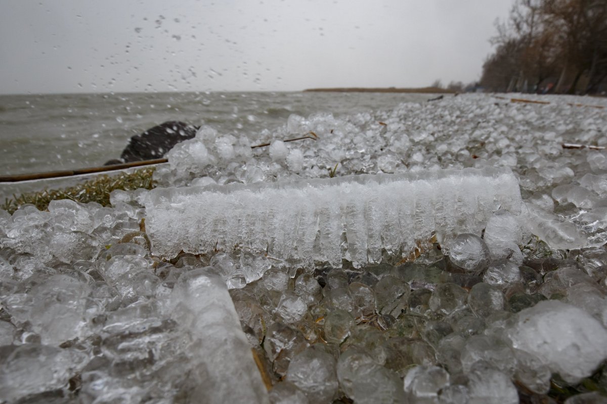 Jég a Balaton-parton, a balatonfenyvesi szabadstrandon 2019. január 3-án •  Fotó: Varga György/MTI