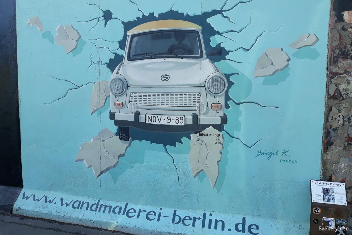 A német újraegyesülés előtt a fal keleti oldala nem volt megközelíthető a polgárok számára. 1990-ben több graffitiművész közreműködésével alkották meg az East Side Galleryt, majd 2009-ben felfrissítették a rajzokat. •  Fotó: Bács Béla János