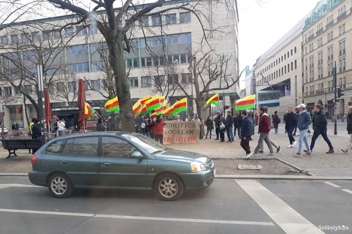 Útközben. Tüntetés a kurdok karizmatikus vezetőjének szabadon bocsátásáért. •  Fotó: Bács Béla János
