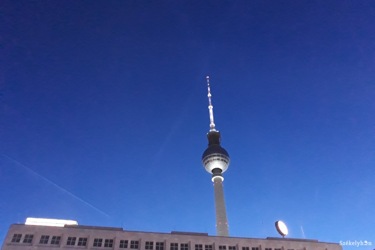 Berlin fölött az ég  – Sapienti sat •  Fotó: Bács Béla János