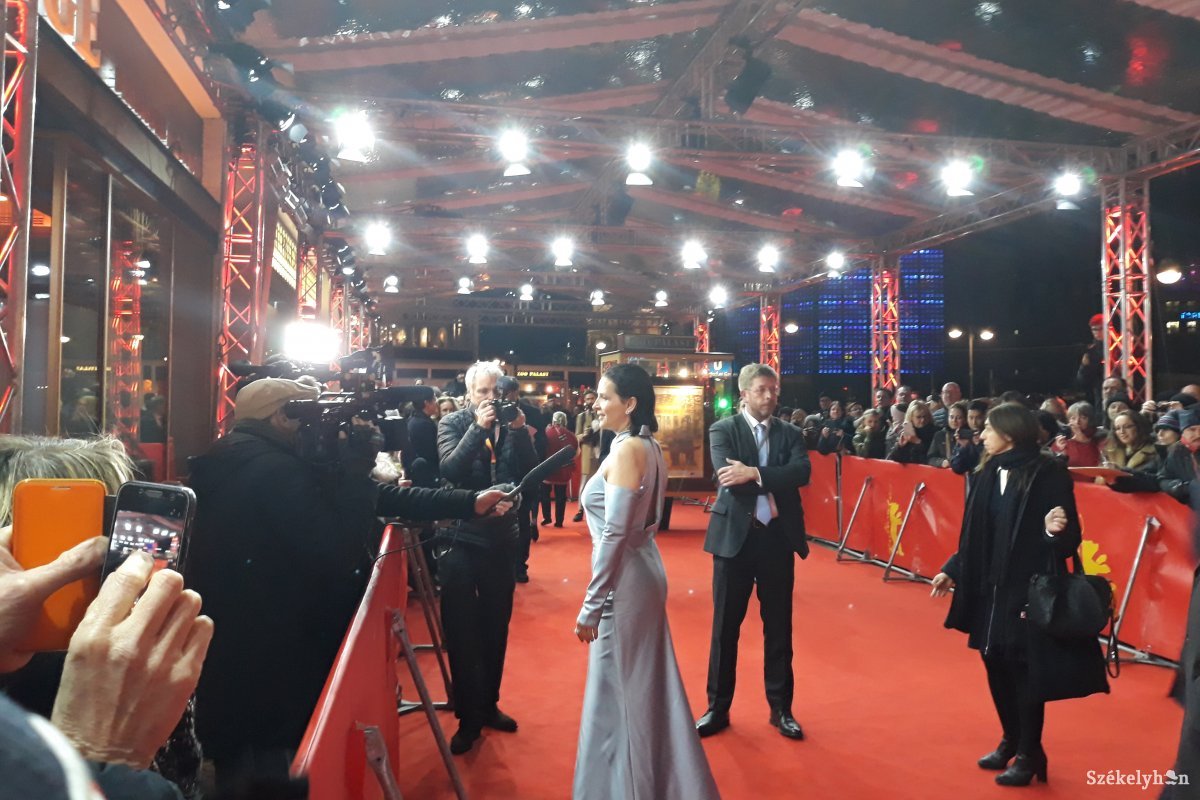 Juliette Binoche a vörös szőnyegen •  Fotó: Bács Béla János
