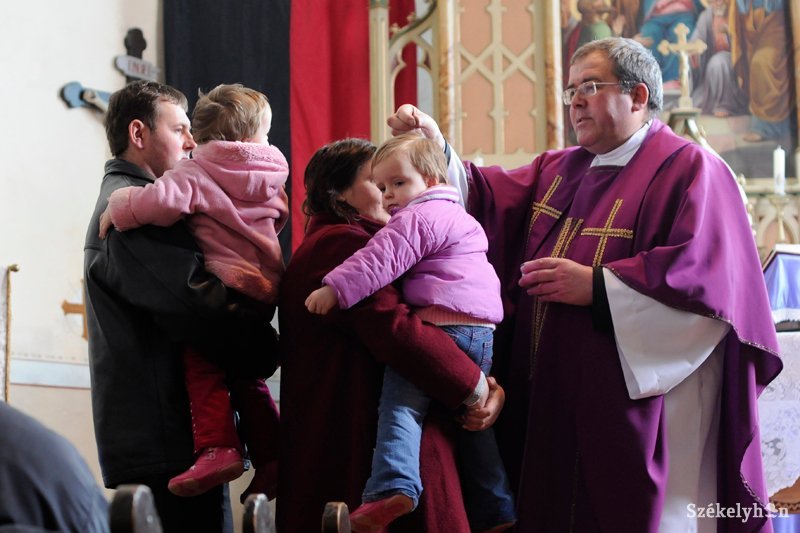 Az előző év virágvasárnapján megszentelt barka hamujával a pap keresztet rajzol a hívek homlokára, miközben ezt mondja: „Emlékezz, ember, hogy porból lettél és porrá leszel!” Archív •  Fotó: Kristó Róbert