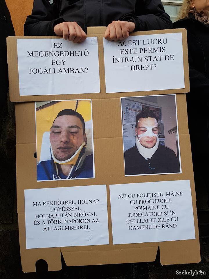 A székelyudvarhelyi helyi rendőrök felvonulást szerveztek hétfőn délután a bíróság épülete elé. Kiállnak megvert kollégájuk mellett •  Fotó: Székelyhon
