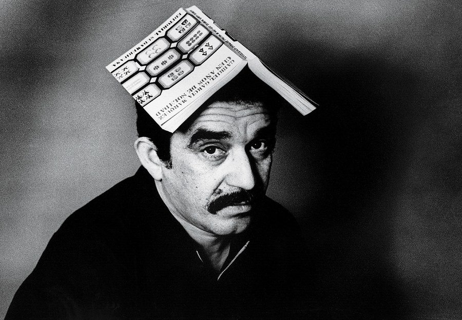 Gabriel García Márquez a Száz év magány című regénnyel a fején, 1975-ben •  Fotó: Vanity Fair/Colita/Corbis