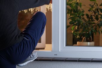 Kifeszítették az ablakot, majd pénzt és ékszert loptak