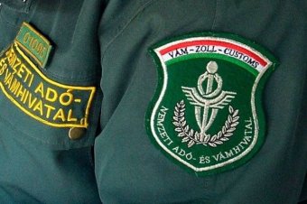 Több mint ezer liter hamis mosószert találtak két román furgonban a hegyeshalmi határátkelőhelynél