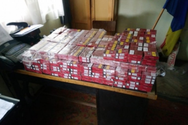 A román rendőrök 80 ezer csomag cigarettát találtak egy elhagyott magyar kamionban