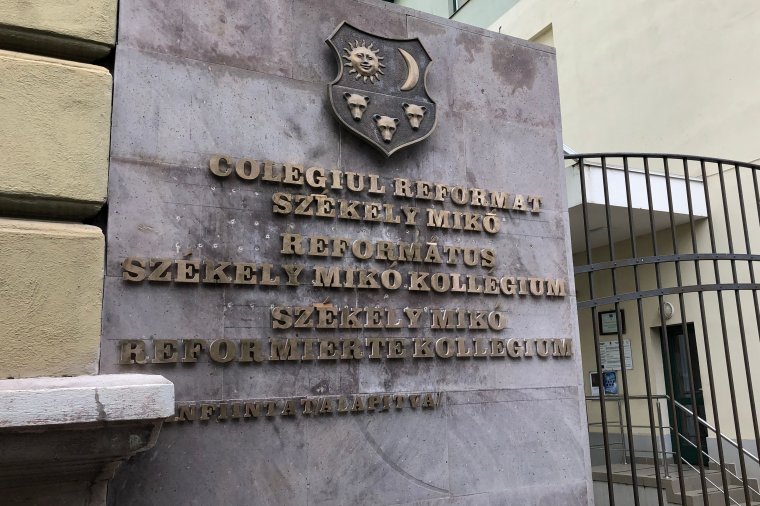 Háromnyelvű tábla a Mikó bejáratánál