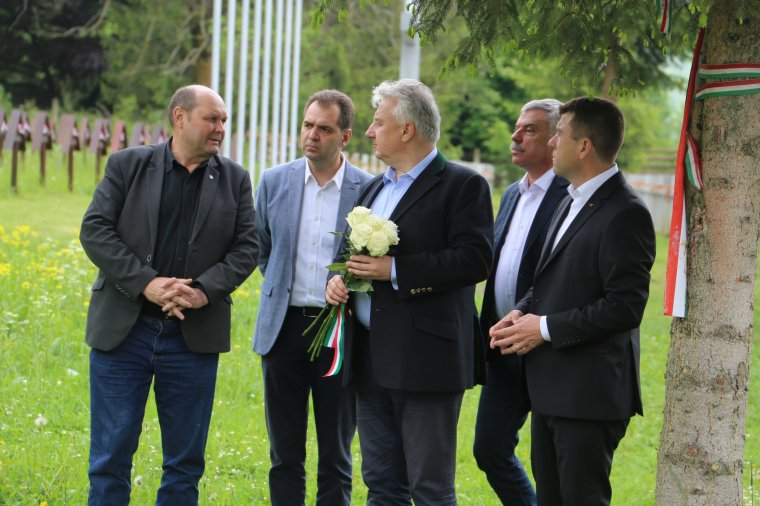 Semjén Zsolt az úzvölgyi haditemetőben: egy nagykorú nemzet nem lehet halottgyalázó