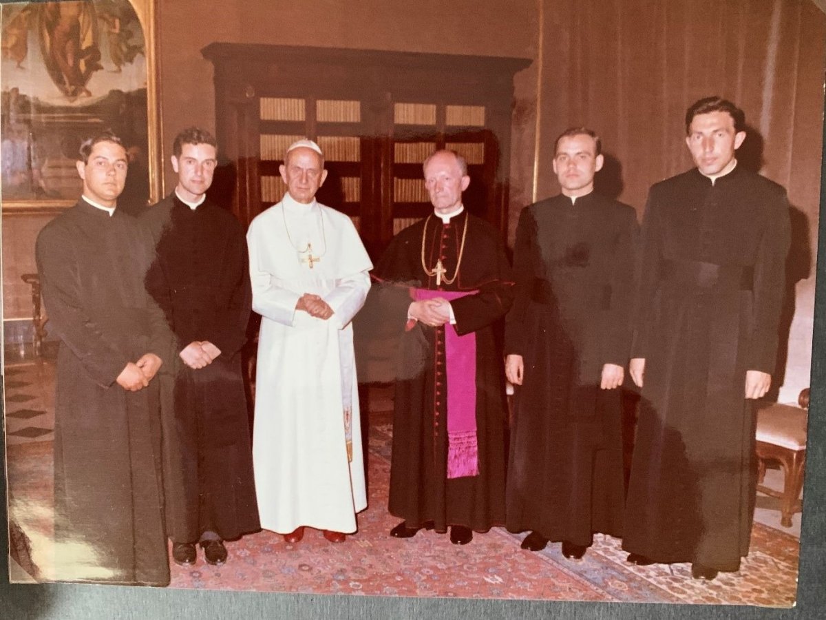 Szabó Árpád diakónus, Jakubinyi György pap, Szent VI. Pál pápa, Dr. Boros Béla c. püspök, Tamáskó Péter-Pál akolitus, Vencser László diakónus •  Fotó: Jakubinyi György érsek archívuma