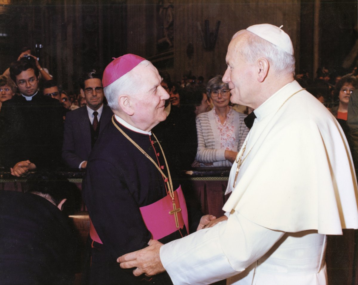 Szent II. János Pál pápa a pécsi látogatáskor, 1991. augusztus 17-én százezres tömeg előtt „a hit és az egyház hűséges tanújának” nevezte Jakab Antal püspököt •  Fotó: Varga Gabriella archívuma