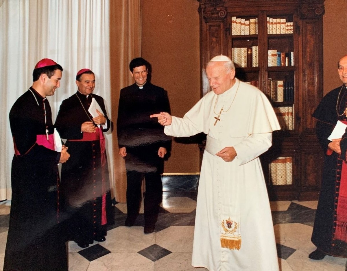 Jakubinyi György segédpüspök, Bálint Lajos érsek, Rencsik István nagyváradi pap, a római Collegium Germanicum et Hungaricum növendéke, II. Szent János Pál pápa, Tempfli József nagyváradi püspök •  Fotó: Jakubinyi György érsek archívuma