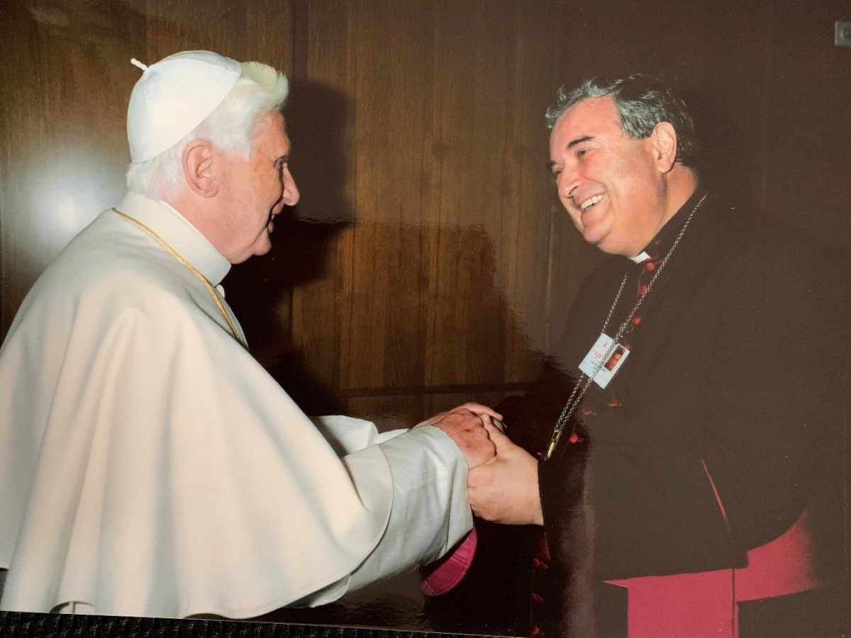 XVI. Benedek pápa és Jakubinyi György érsek a római püspökszinóduson 2008. októberében •  Fotó: Jakubinyi György érsek archívuma