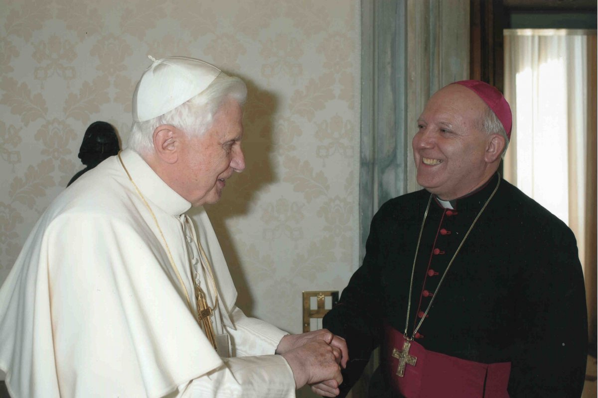 Tamás József püspök a 2010 február. 8–13 között tartott „ad limina” látogatás alkalmával XVI. Benedek pápával, az első napon, február 8-án •  Fotó: Tamás József püspök archívuma