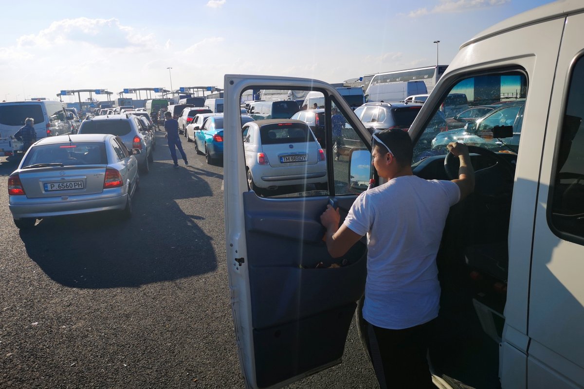 A határátlépés és az áruforgalom szempontjából hozná a legtöbb előnyt a csatlakozás. Ágazati becslések szerint jelenleg egy áruval feltöltött kamion egynapos várakozása a határnál 800-1000 eurójába is kerülhet a szállítmányozónak. •  Fotó: Beliczay László