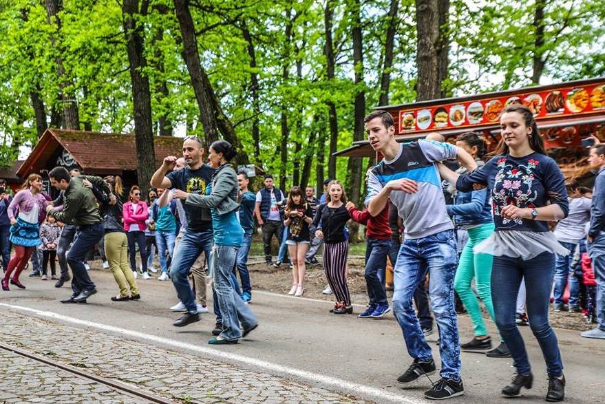A Somostetőn, az állatkert felé vezető sétányon táncoltak a Maros Művészegyüttes táncosai •  Fotó: Barabási Attila Csaba
