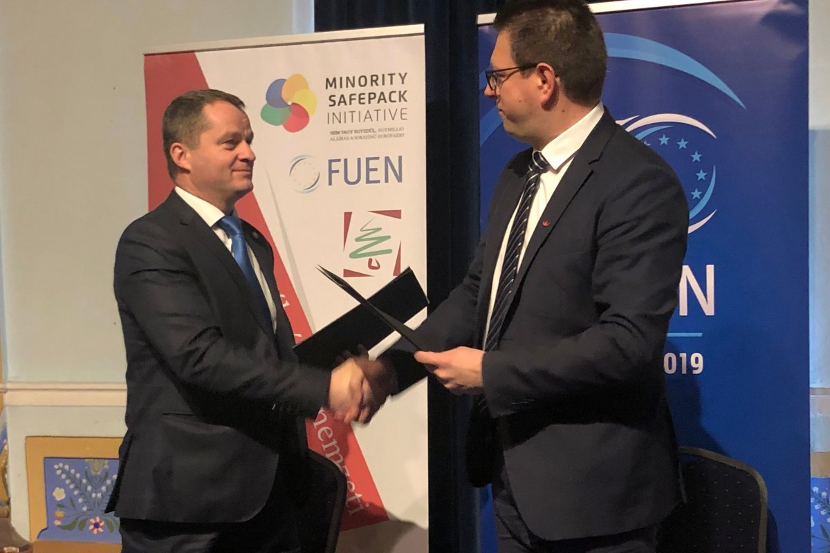 Kéz a kézben •  Fotó: MPP Sajtóiroda