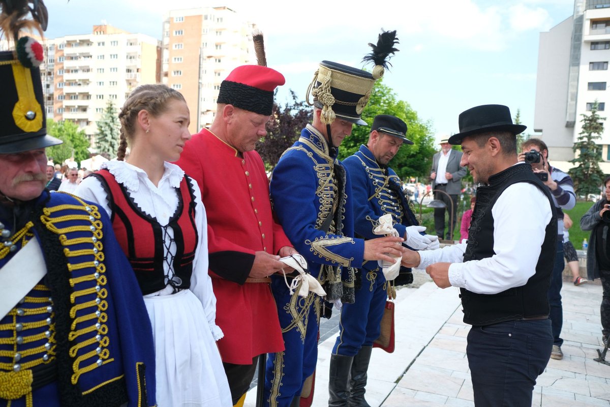 Potápi Árpád János emlékérmet ad át a csíksomlyói búcsúba tartó pünkösdi lovas zarándoklat résztvevőinek Csíkszereda főterén. Fontos a személyes kapcsolat •  Fotó: Veres Nándor/MTI