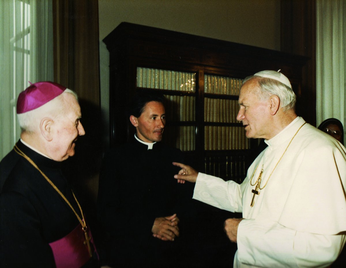 Jakab Antal püspök és Bara Ferenc püspöki titkár 1987-ben Rómában II.
János Pál Pál pápánál •  Fotó: Varga Gabriella archívuma