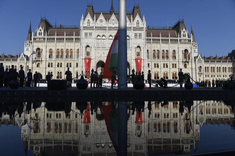 Felvonták a nemzeti lobogót az Országház előtt