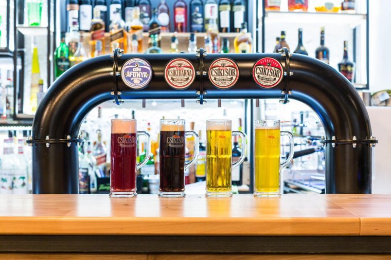 „Idegen nyelvű” reklámozás miatt tízezer lejre bírságolták a Csíki Sör Manufaktúrát