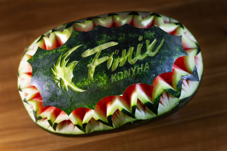 Ehető faragványok – a látványra is hangsúlyt fektetnek a Főnix Konyhában