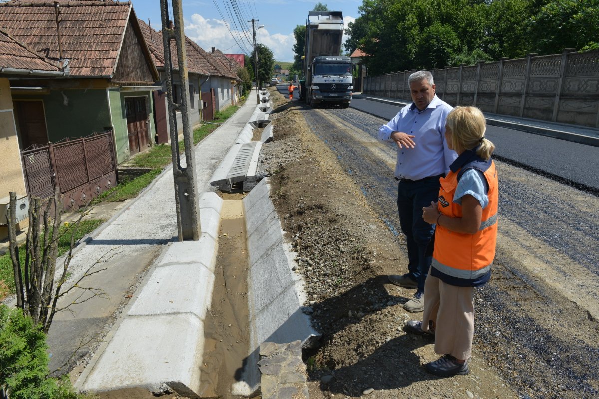 Marosszentgyörgyön több utcában aszfaltoznak pályázati pénzekből. Archív •  Fotó: Marosszentgyörgy Polgármesteri Hivatala