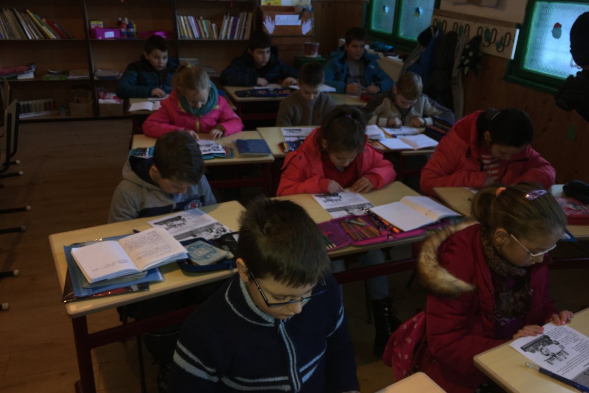 Egyelőre szerény körülmények között kénytelenek tanulni a kommandói iskolások •  Fotó: Kovászna Megye Tanácsának sajtóirodája